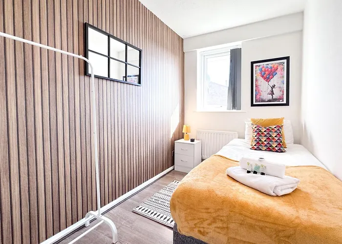 Contractor By Furnished Semesterbostad Manchester