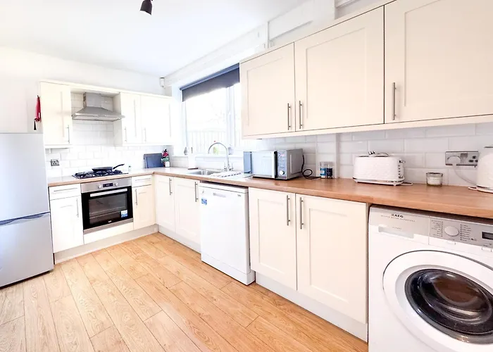 Contractor By Furnished Semesterbostad *