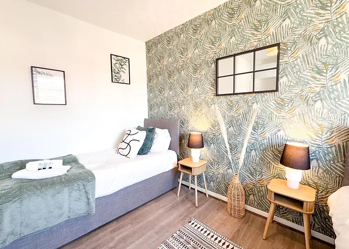 Contractor By Furnished Semesterbostad Manchester