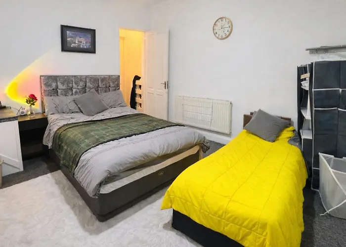 Cosy - Fresh New Master Bedroom Sleeps 3 Guests - 3 Adults Mánchester