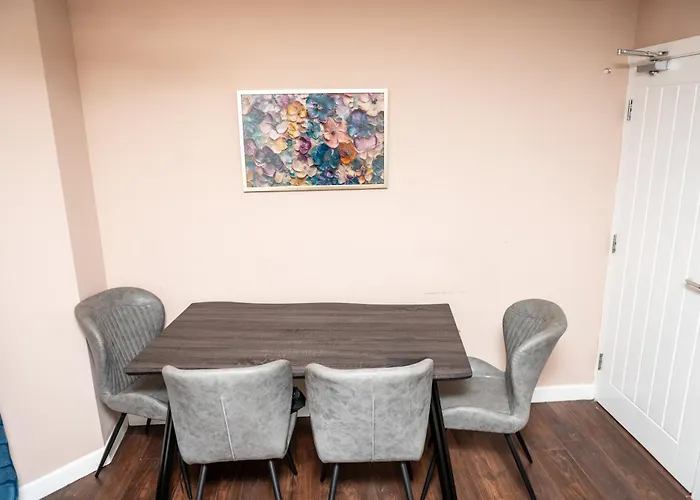 Elegant And Modern 3 Double Bedroom Near Centre Entire House Parking *