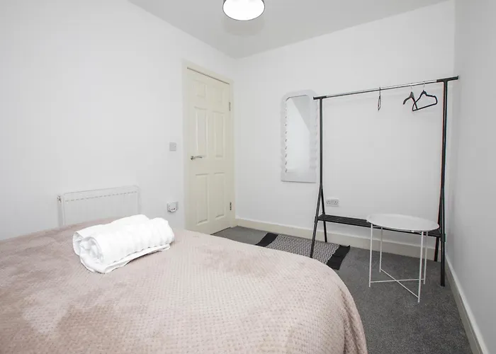 Spacious 4br In With Parking & Wi-fi *