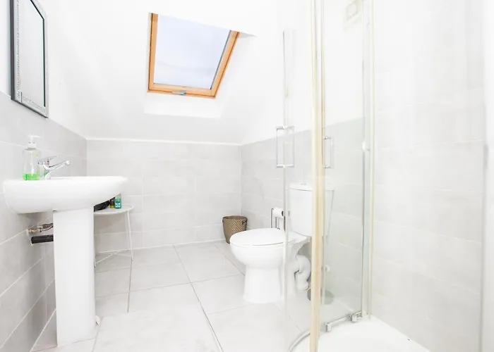 Dom wakacyjny Spacious 4br In With Parking & Wi-fi