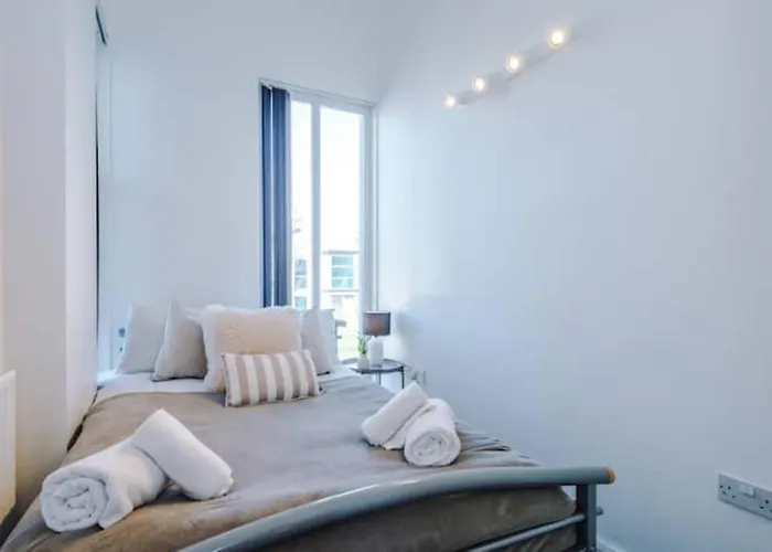 Дом отдыха Modern House - Sleeps 6 - Free Parking - Near Etihad Stadium - Coop Live