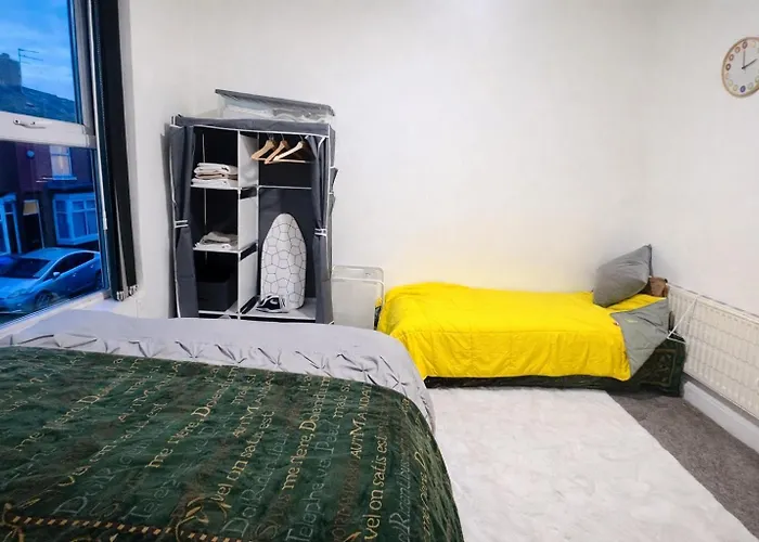 Cosy - Fresh New Master Bedroom Sleeps 3 Guests - 3 Adults Mánchester