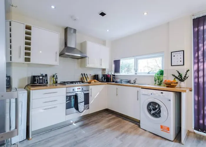 Дом отдыха Modern House - Sleeps 6 - Free Parking - Near Etihad Stadium - Coop Live