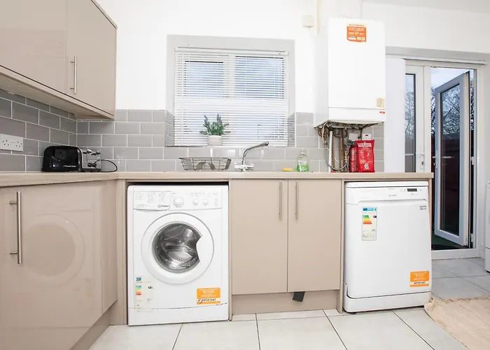 Spacious 4br In With Parking & Wi-fi * Manchester