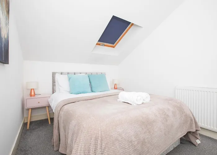 Spacious 4br In With Parking & Wi-fi