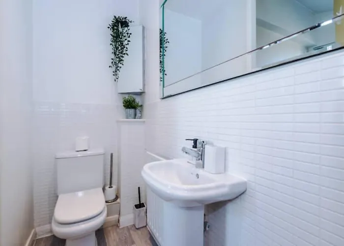 Дом отдыха Modern House - Sleeps 6 - Free Parking - Near Etihad Stadium - Coop Live Манчестер