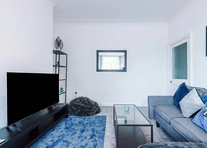 Large 4 Bed House Sleeps 8 By Host A * 맨체스터