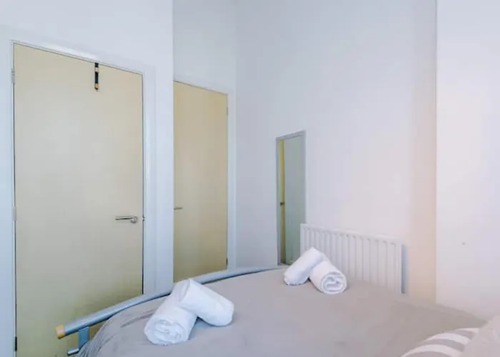 Modern House - Sleeps 6 - Free Parking - Near Etihad Stadium - Coop Live Дом отдыха *