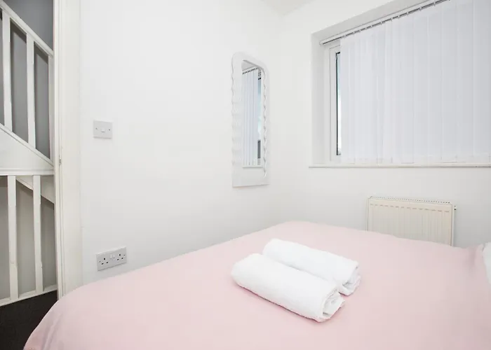 Dom wakacyjny Spacious 4br In With Parking & Wi-fi