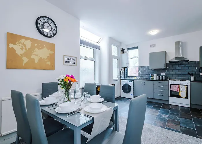 Large 4 Bed House Sleeps 8 By Host A