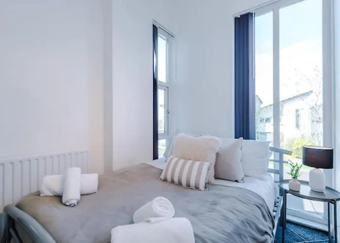 Modern House - Sleeps 6 - Free Parking - Near Etihad Stadium - Coop Live 맨체스터