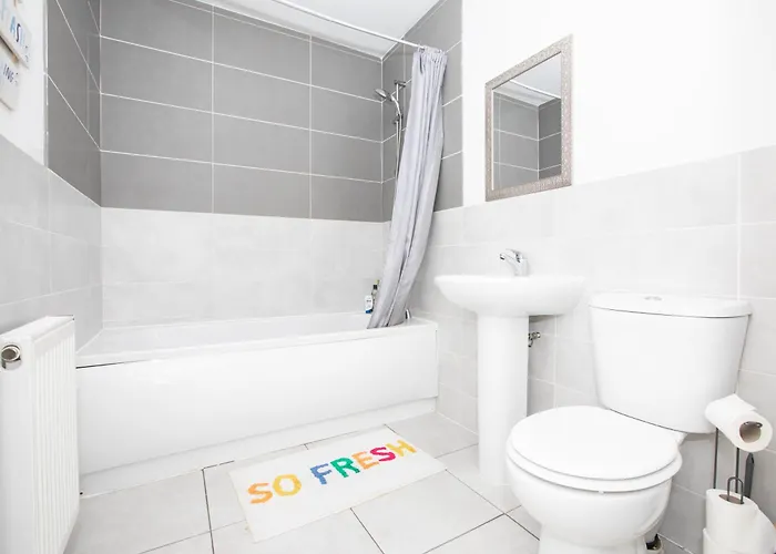 Dom wakacyjny Spacious 4br In With Parking & Wi-fi *