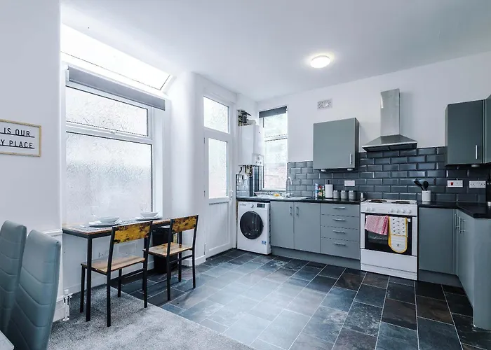 Large 4 Bed House Sleeps 8 By Host A *