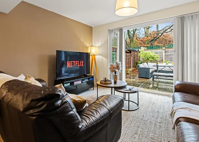 Forest View- Oasis Mural -didsbury Zen Sleeps 10 Manchester