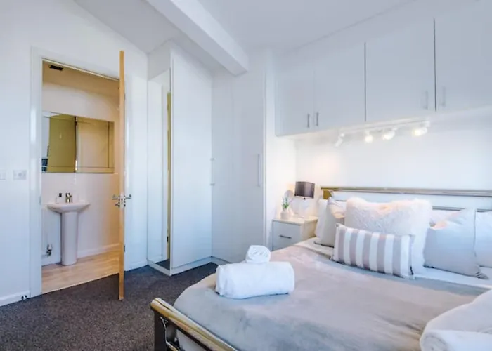 Modern House - Sleeps 6 - Free Parking - Near Etihad Stadium - Coop Live Manchester