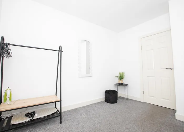 Dom wakacyjny Spacious 4br In With Parking & Wi-fi Manchester