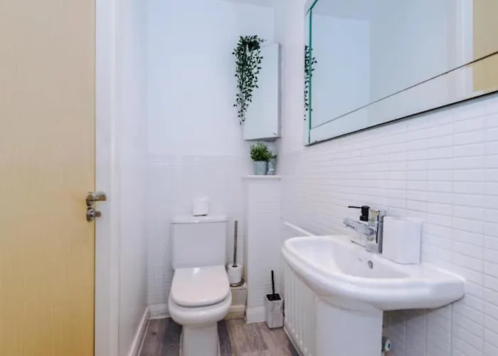 Modern House - Sleeps 6 - Free Parking - Near Etihad Stadium - Coop Live *