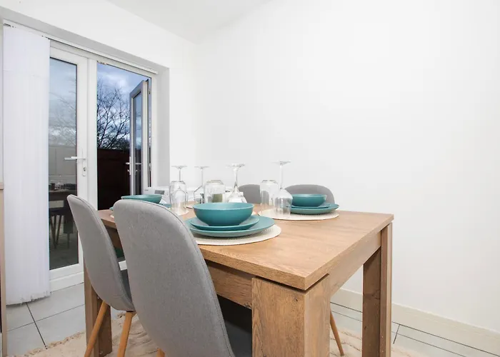 Spacious 4br In With Parking & Wi-fi