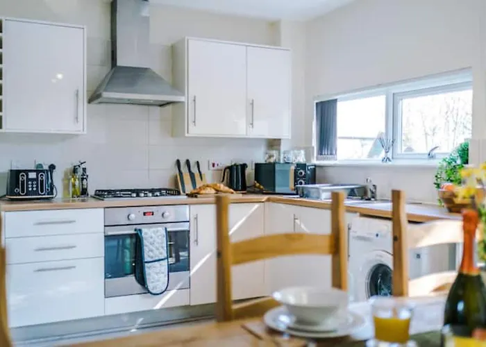 Дом отдыха Modern House - Sleeps 6 - Free Parking - Near Etihad Stadium - Coop Live