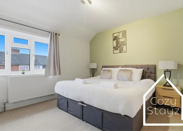 Spacious 3 Bed With Pac-man, Darts And 2 Parking Spaces