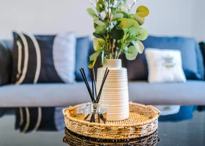 Dom wakacyjny Modern House - Sleeps 6 - Free Parking - Near Etihad Stadium - Coop Live