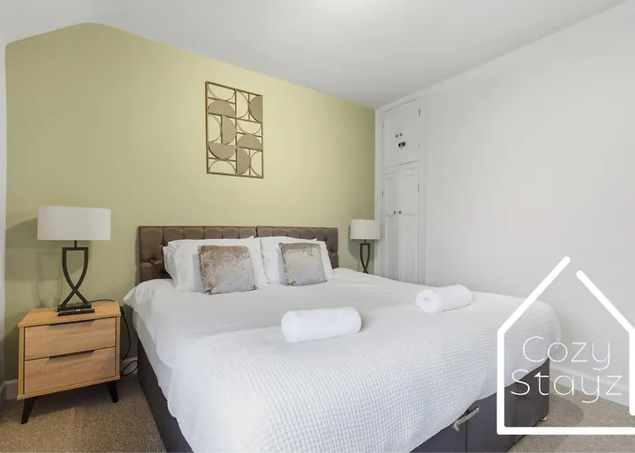 Spacious 3 Bed With Pac-man, Darts And 2 Parking Spaces