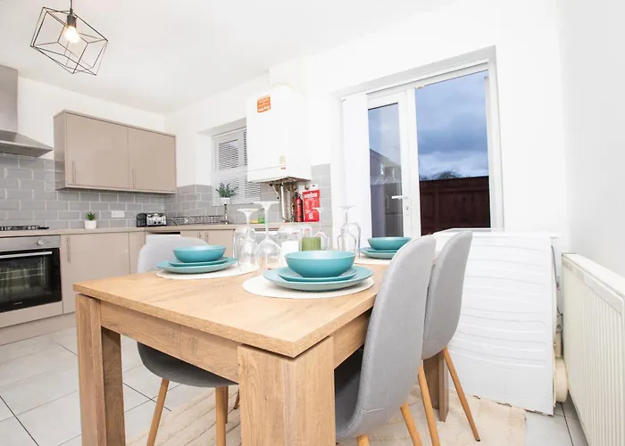 Spacious 4br In With Parking & Wi-fi Dom wakacyjny Manchester