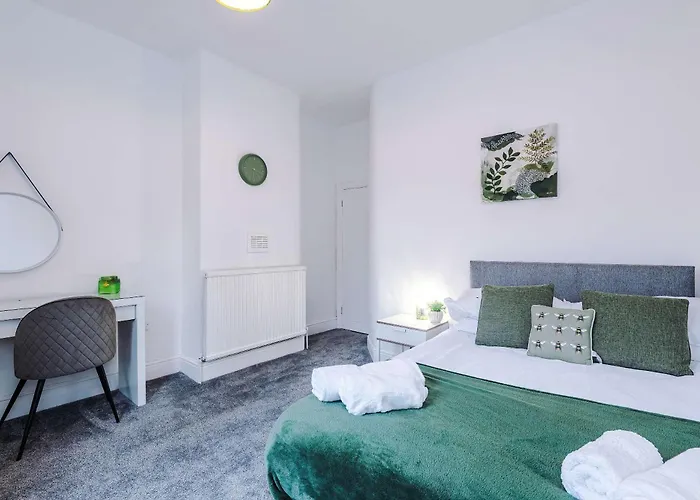 Large 4 Bed House Sleeps 8 By Host A