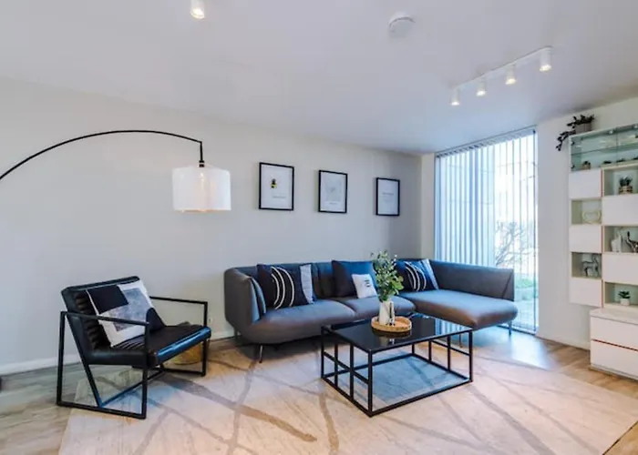 Modern House - Sleeps 6 - Free Parking - Near Etihad Stadium - Coop Live *