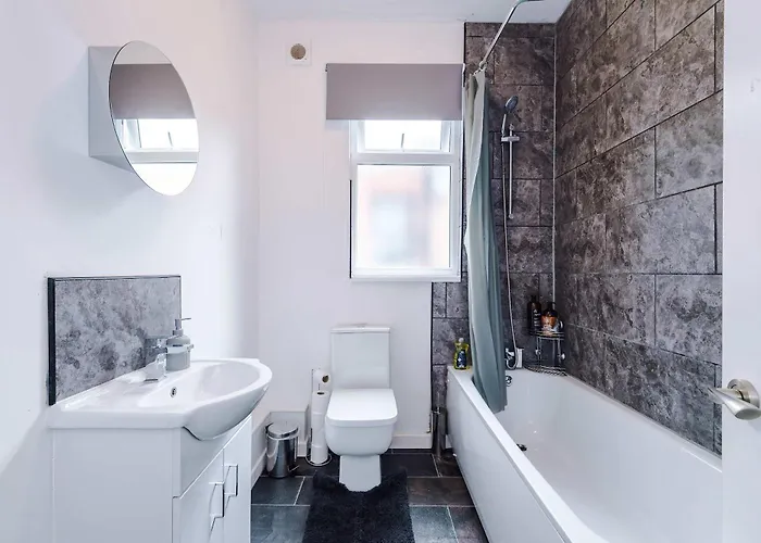 Feriehus Large 4 Bed House Sleeps 8 By Host A