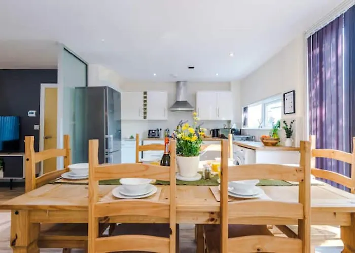 Modern House - Sleeps 6 - Free Parking - Near Etihad Stadium - Coop Live