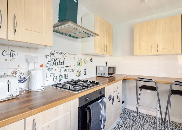 2 Bedroom House With Free Parking *