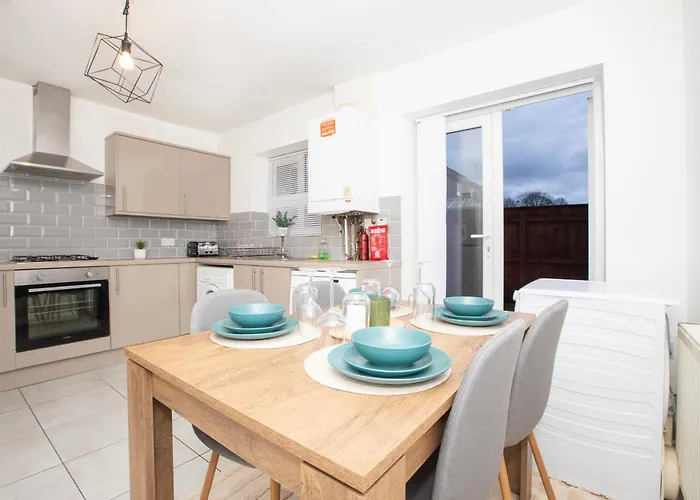 Spacious 4br In With Parking & Wi-fi Dom wakacyjny Manchester