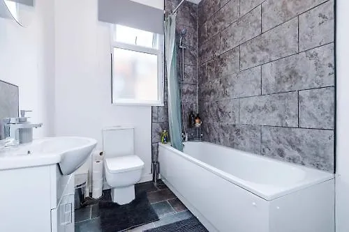 펜션 Large 4 Bed House Sleeps 8 By Host A 맨체스터