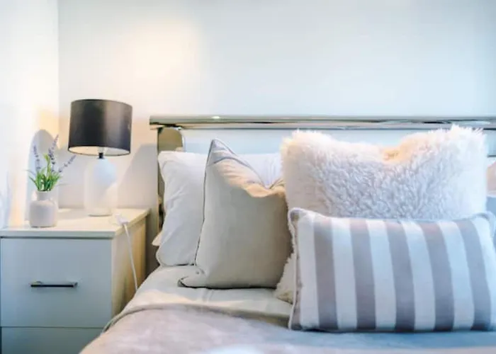 Modern House - Sleeps 6 - Free Parking - Near Etihad Stadium - Coop Live *