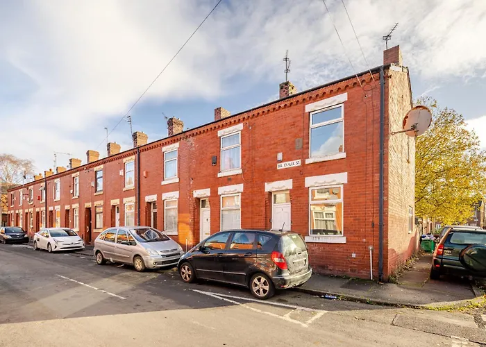 2 Bedroom House With Free Parking Manchester