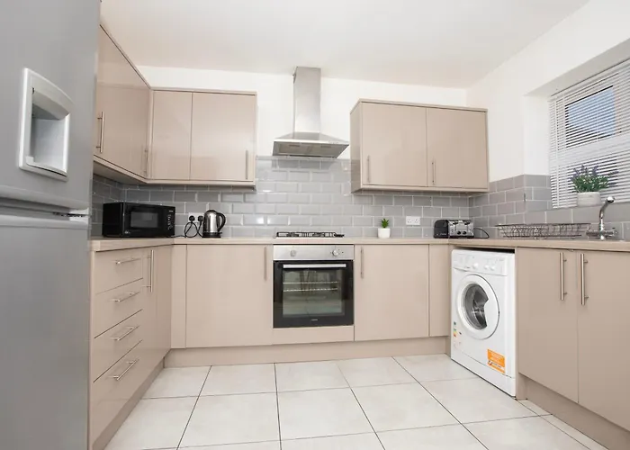 Spacious 4br In With Parking & Wi-fi