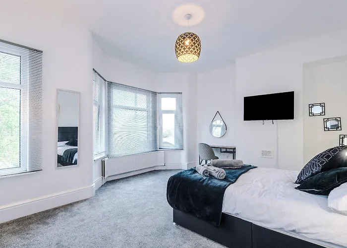 Large 4 Bed House Sleeps 8 By Host A *