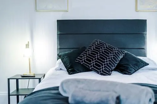 펜션 Large 4 Bed House Sleeps 8 By Host A *