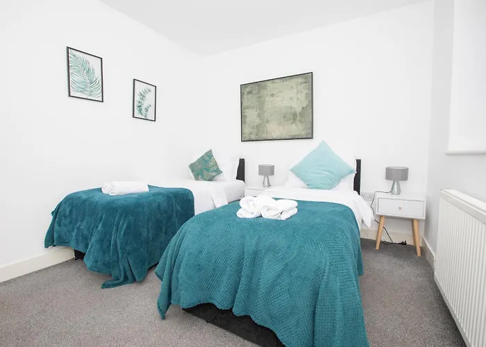 Spacious 4br In With Parking & Wi-fi *