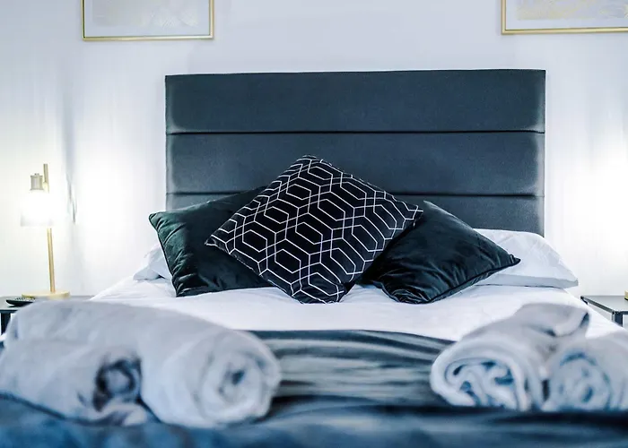 Large 4 Bed House Sleeps 8 By Host A 펜션