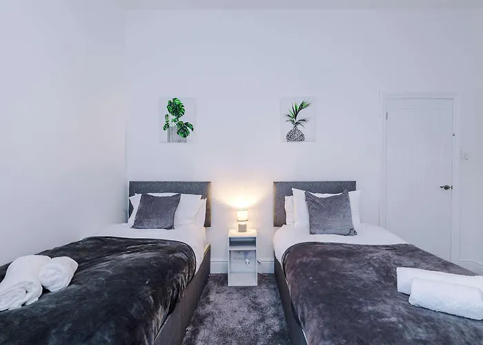 Large 4 Bed House Sleeps 8 By Host A 펜션