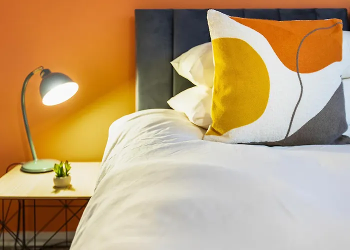 Forest View- Oasis Mural -didsbury Zen Sleeps 10 펜션 맨체스터