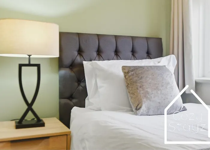 Spacious 3 Bed With Pac-man, Darts And 2 Parking Spaces Manchester