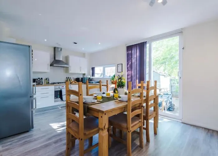 Дом отдыха Modern House - Sleeps 6 - Free Parking - Near Etihad Stadium - Coop Live *