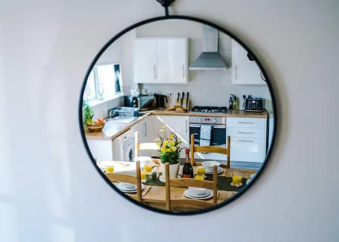 Modern House - Sleeps 6 - Free Parking - Near Etihad Stadium - Coop Live