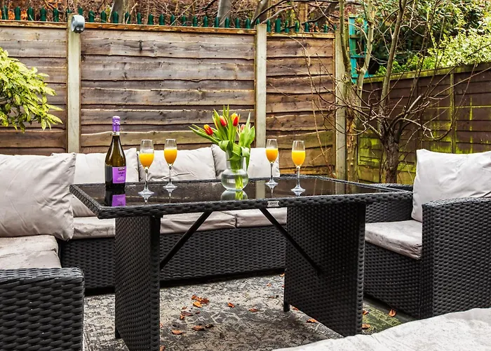 Forest View- Oasis Mural -didsbury Zen Sleeps 10 *